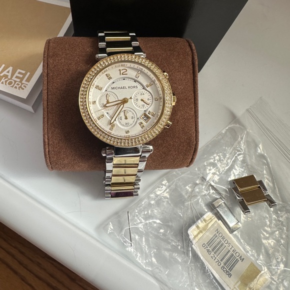 Michael Kors Parker watch silver and gold. Needs battery. 25$ - Picture 4 of 5